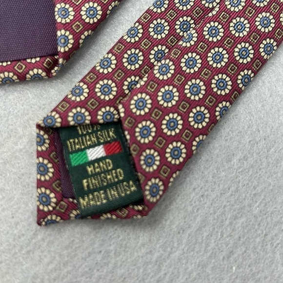 Gilbert & Lodge Men Silk Red with Geometric Pattern Necktie Tie, 3.5 x 55. - Picture 5 of 7